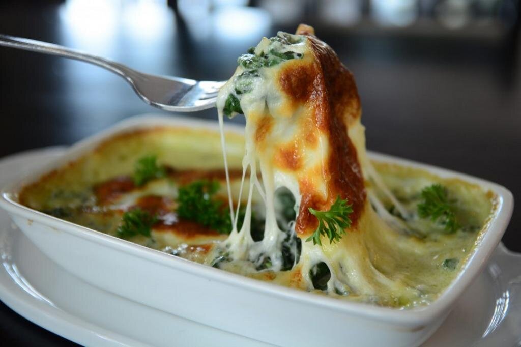 گراتن اسفناج با پنیر؛ شام سبک و مجلسی که طعم آن غافلگیرتان می کند