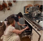 جنیفر لوپز عاشق چه غذاهایی است؟ | تصاویر جذاب از آشپزی ستاره هالیوود در آشپزخانه