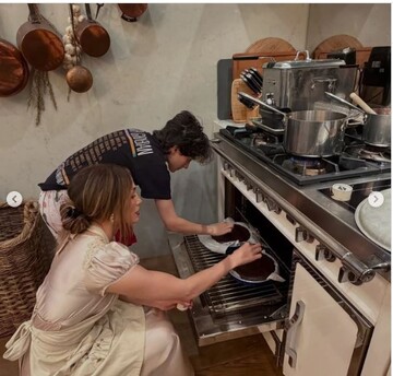 جنیفر لوپز عاشق چه غذاهایی است؟ | تصاویر جذاب از آشپزی ستاره هالیوود در آشپزخانه