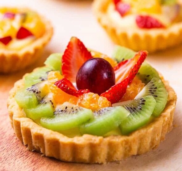 چگونه تارت خامه ای با میوه های تازه درست کنیم که همیشه ترد بماند؟