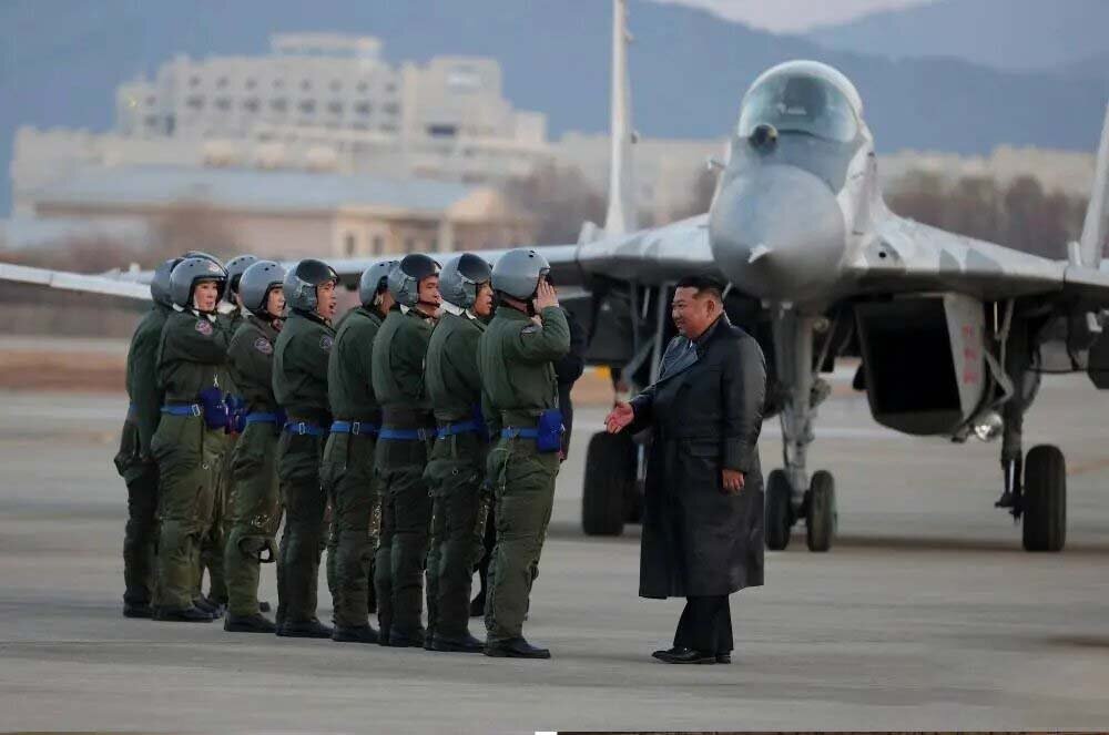 زنان خلبان در آسمان سرزمین ممنوعه | تصاویر