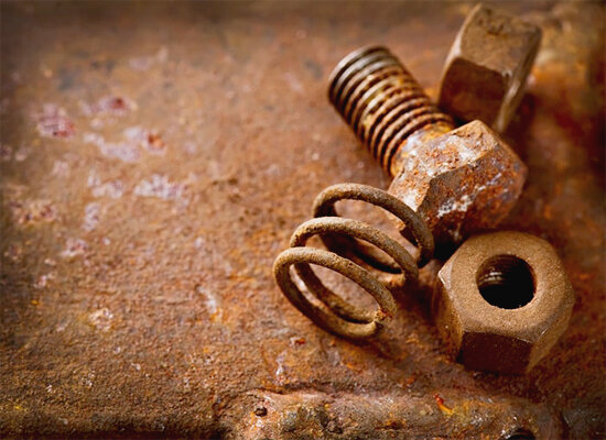 چگونه زنگ زدگی را در خانه پاک کنیم؟ ؛ از فلز تا لباس + دستور تهیه محلول قوی