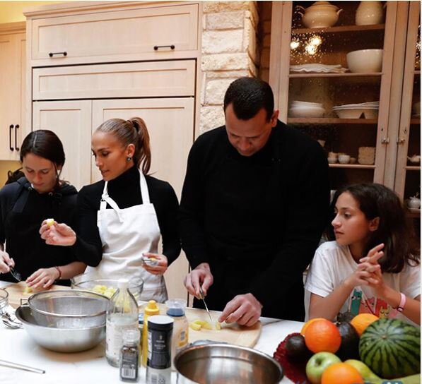 جنیفر لوپز عاشق چه غذاهایی است؟ | تصاویر جذاب از آشپزی ستاره هالیوود در آشپزخانه