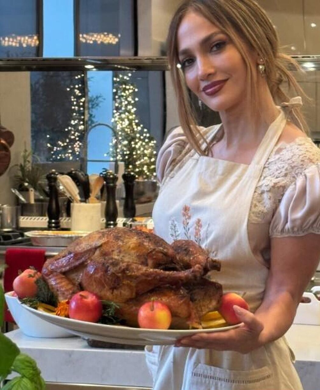 جنیفر لوپز عاشق چه غذاهایی است؟ | تصاویر جذاب از آشپزی ستاره هالیوود در آشپزخانه