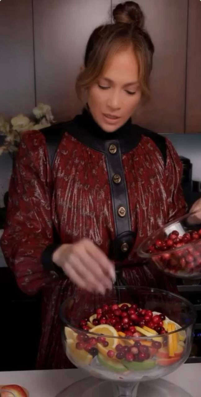 جنیفر لوپز عاشق چه غذاهایی است؟ | تصاویر جذاب از آشپزی ستاره هالیوود در آشپزخانه