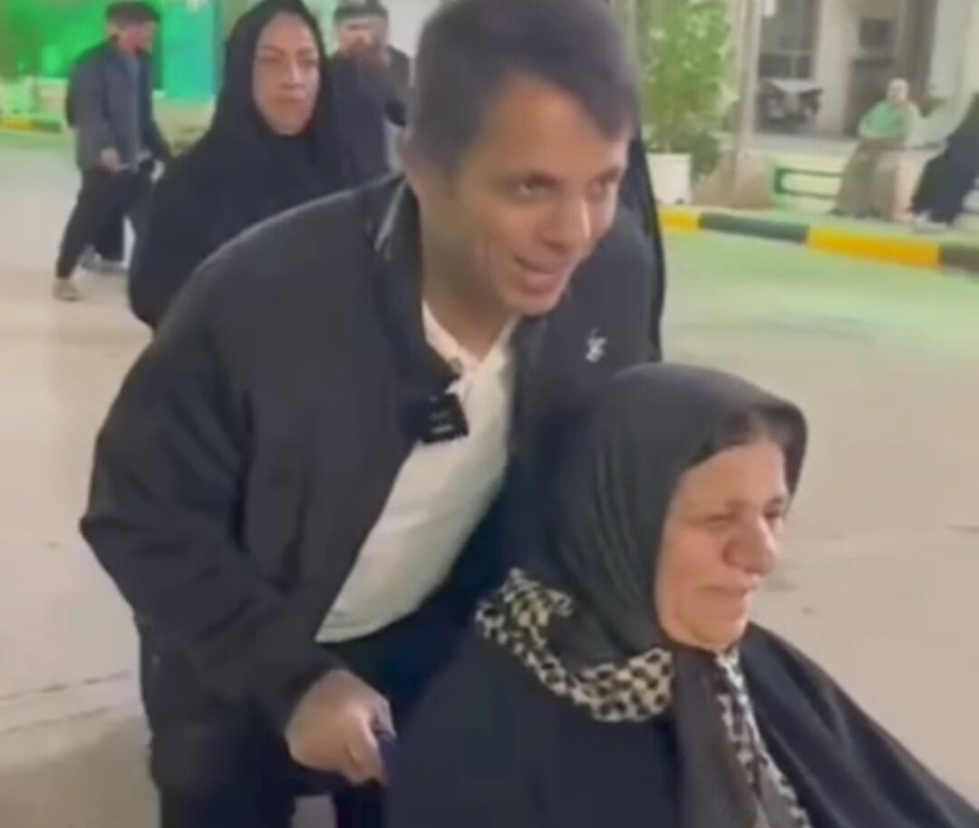 لحظات احساسی حسن رنگرز با مادر ویلچرنشین‌اش در بین‌الحرمین