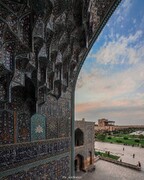 ضیافت نور در هزارتوی کاشی‌ها