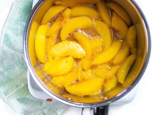  سس هلو خانگی ؛ شفاف، خوش طعم و مناسب برای سرو انواع دسر