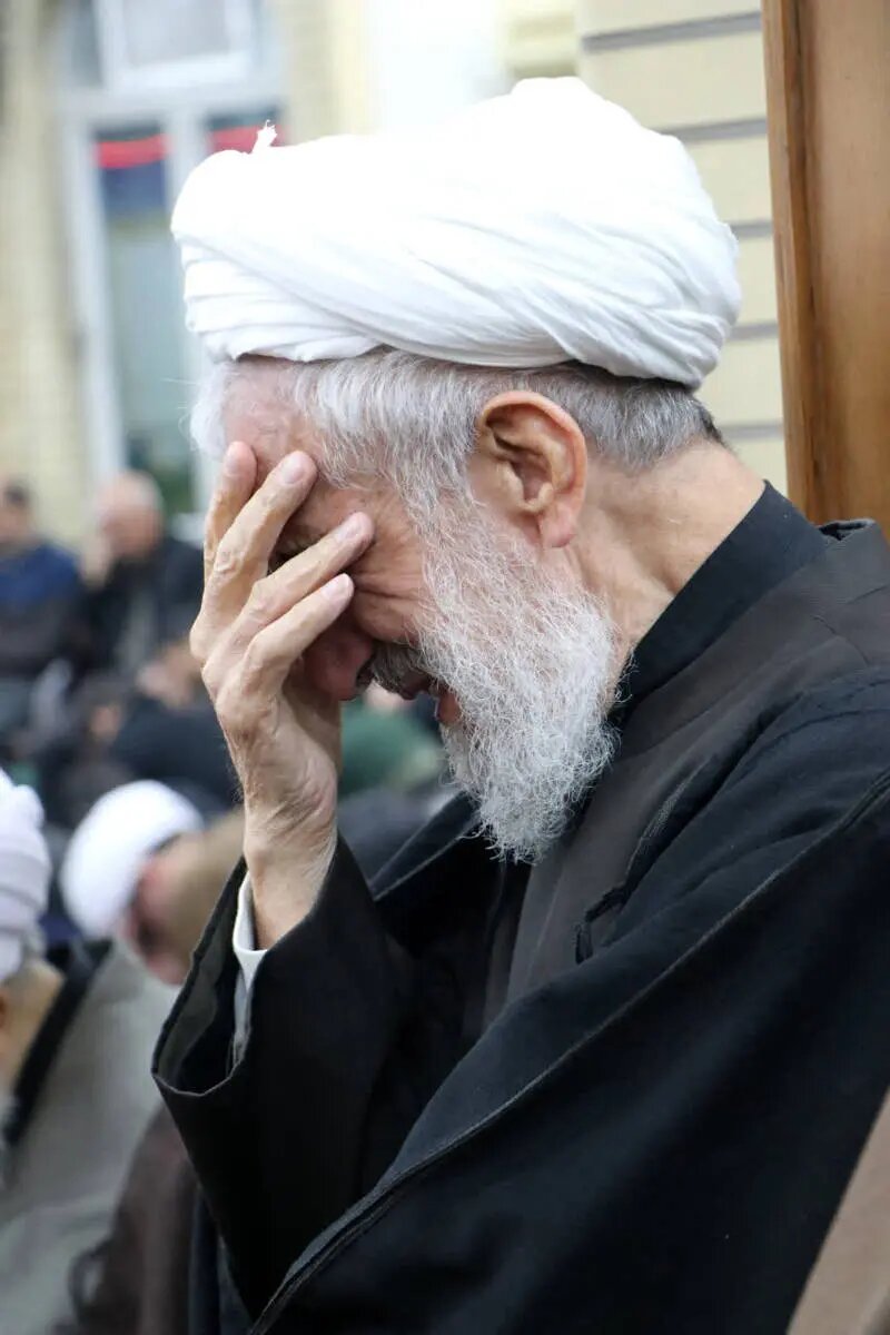 گریههای کاظم صدیقی در مراسم یادبود پسرش | تصاویر