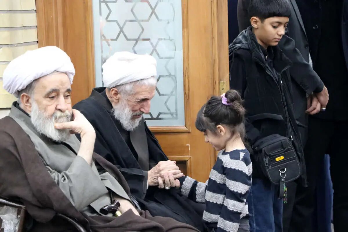 بوسیدن دست صدیقی توسط یک نوجوان | عکس