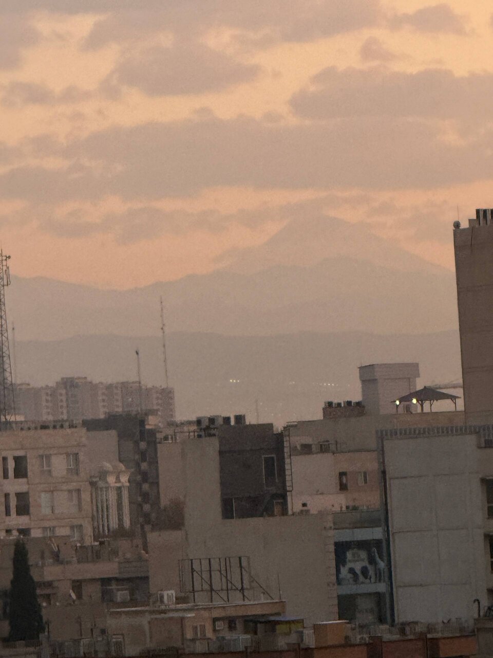 نمایان شدن دماوند بعد از بارش اندک باران در تهران | عکس