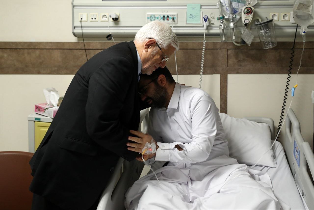 گریههای معاونان پزشکیان در جریان عیادت عارف از سقاب اصفهانی | تصاویر