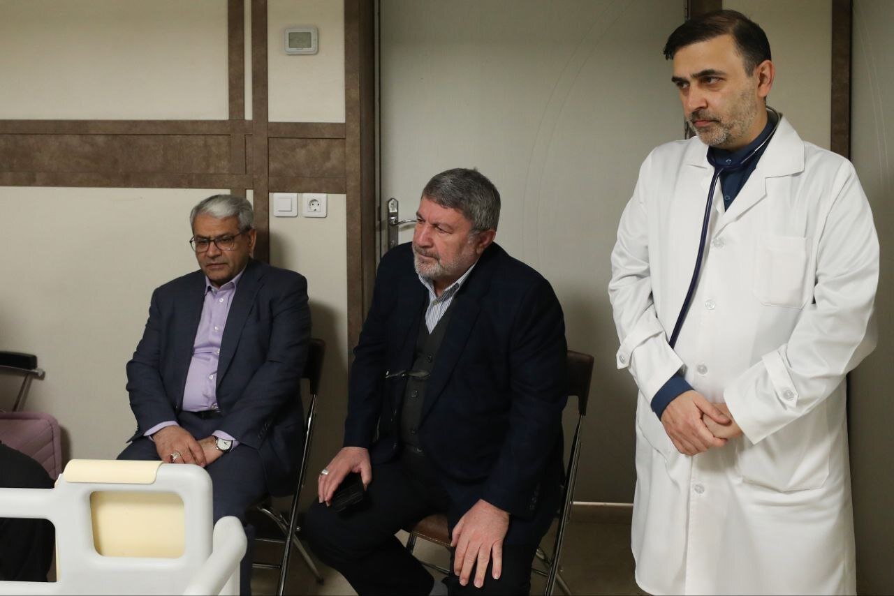 گریههای معاونان پزشکیان در جریان عیادت عارف از سقاب اصفهانی | تصاویر