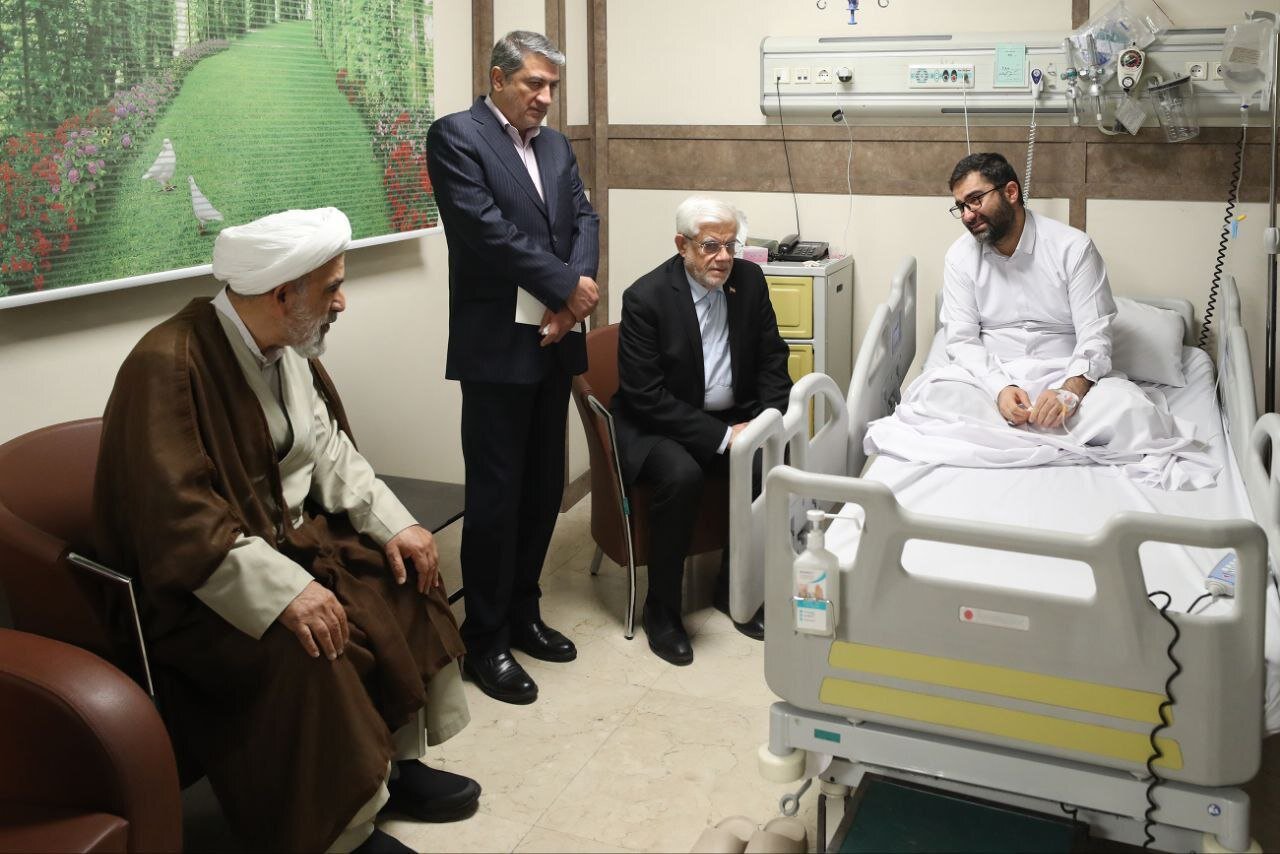 گریه‌های معاونان پزشکیان در جریان عیادت عارف از سقاب اصفهانی | تصاویر