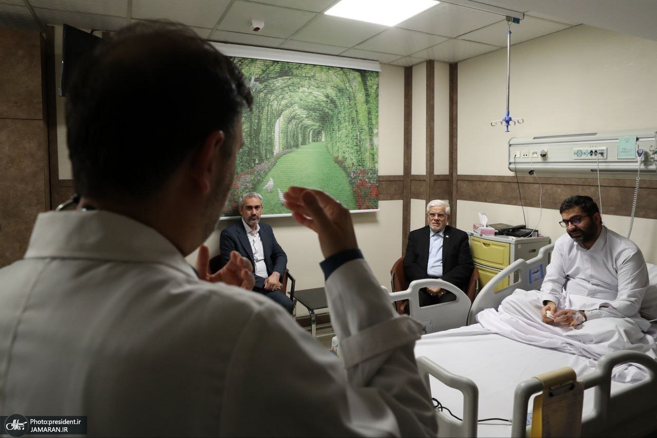 گریههای معاونان پزشکیان در جریان عیادت عارف از سقاب اصفهانی | تصاویر