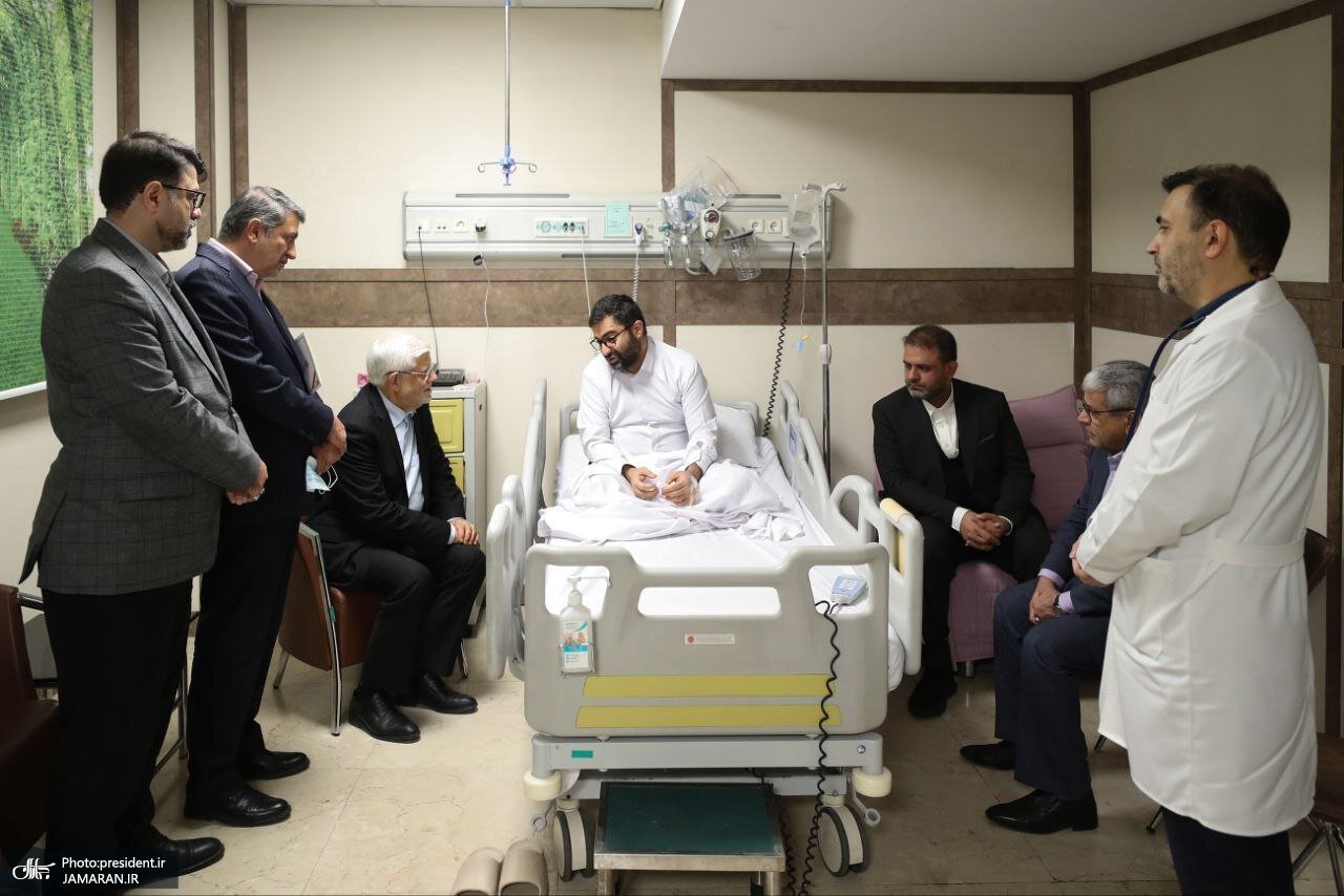 گریه‌های معاونان پزشکیان در جریان عیادت عارف از سقاب اصفهانی | تصاویر