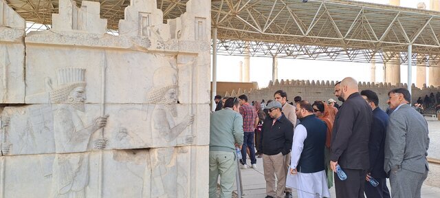 هنرمندان عازم تخت جمشید شدند
