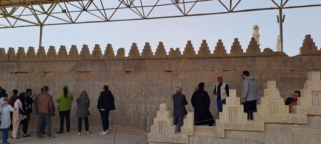 هنرمندان عازم تخت جمشید شدند