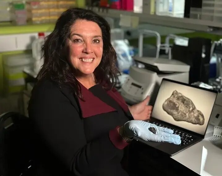 ببینید؛ این آدامس ۱۰ هزار ساله‌ را دختری با چشمان قهوه‌ای جویده است!