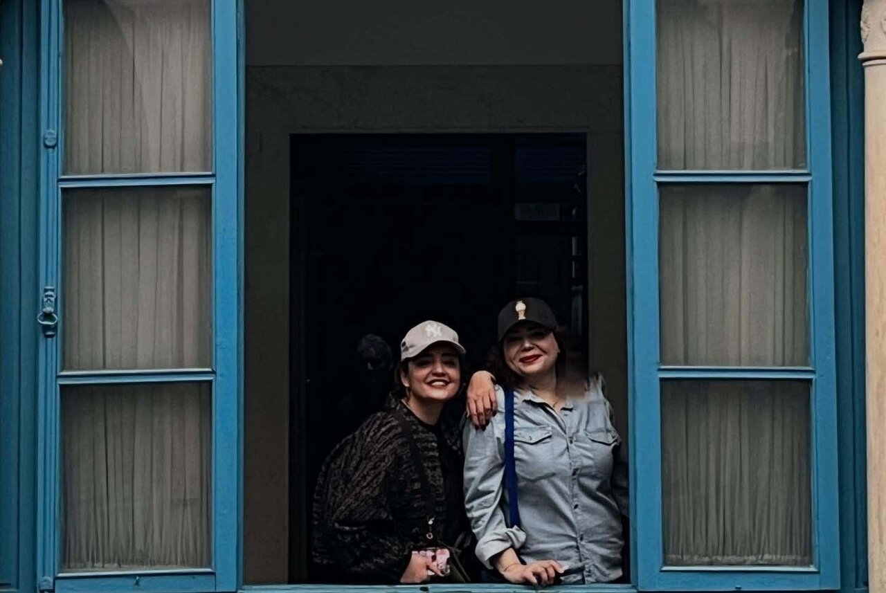 سفر گروهی بازیگران به شمال آفریقا؛ سلفی نرگس محمدی و علی اوجی در سیدی بوسعید تونس | تصاویر