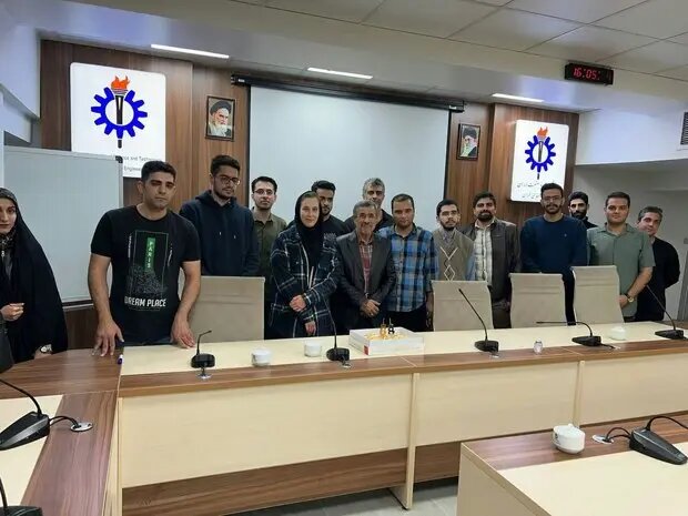 تصاویر متفاوت از جشن تولد احمدی‌نژاد در دانشگاه علم و صنعت