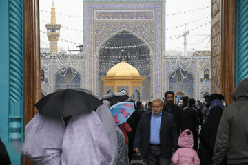 تصاویر زیبا از بارش باران بر گنبد طلایی امام رضا(ع)