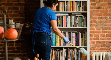 چطور کتاب‌ها را بدون آسیب زدن تمیز کنیم؟ ؛ راهکارهای ساده تمیز کردن کتاب در خانه