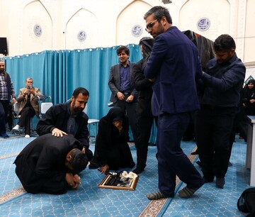 گریه و بی تابی های سقاب اصفهانی در مراسم تشییع دختر و همسرش | تصاویر مراسم تشییع