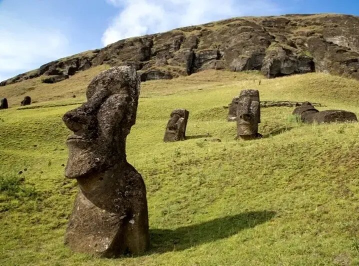 راز معدن ۷۰۰ ساله که «سرهای سنگی عظیم» در آنجا تراشیده میشدند | عکس