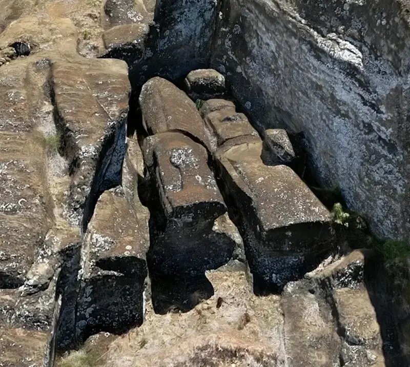 راز معدن ۷۰۰ ساله که «سرهای سنگی عظیم» در آنجا تراشیده میشدند | عکس