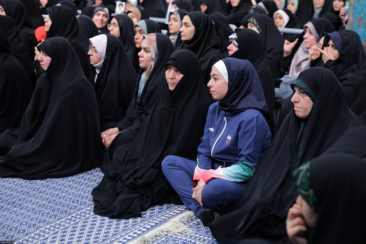 فرشته حسنزاده قهرمان ملیپوش رشته موی تای بانوان در بیت رهبری + عکس