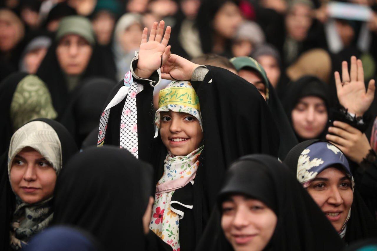 اجرای حرکت نمادین غدیر توسط زنان و دختران با پوشش متفاوت در حسینیه امام خمینی (ره) | تصاویر