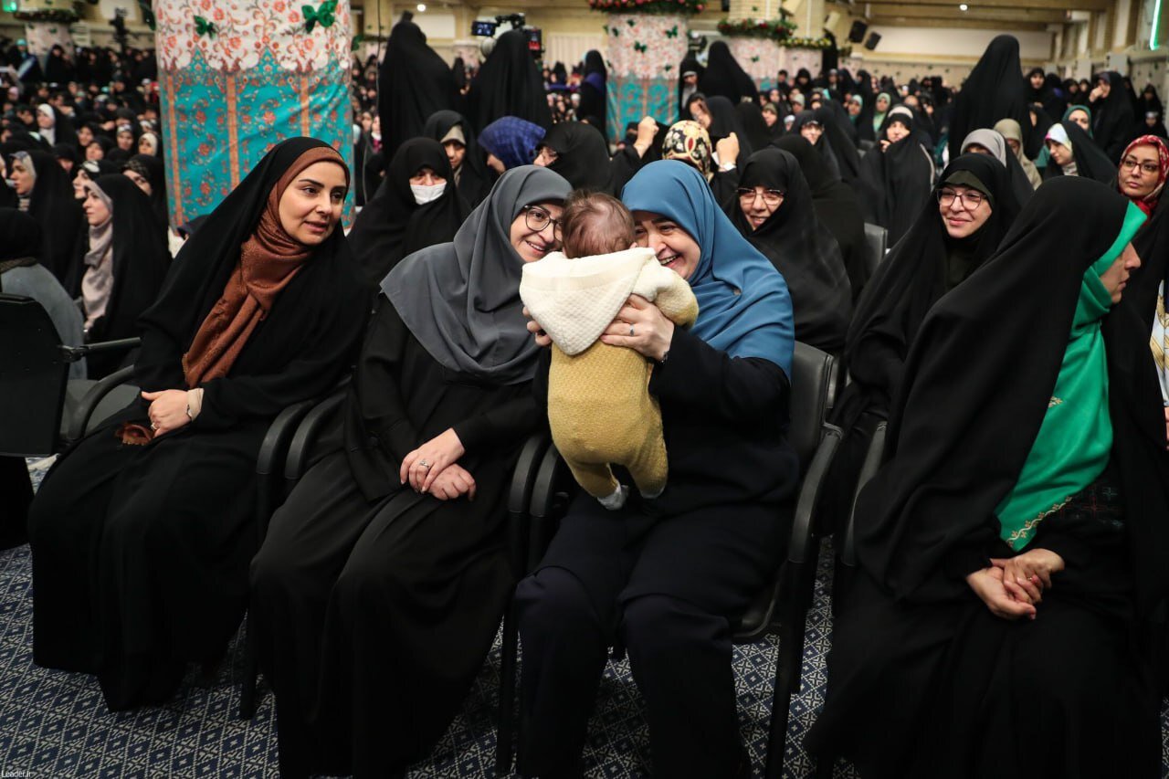 تصویری متفاوت از سخنگوی دولت با نوزاد در بیت رهبری