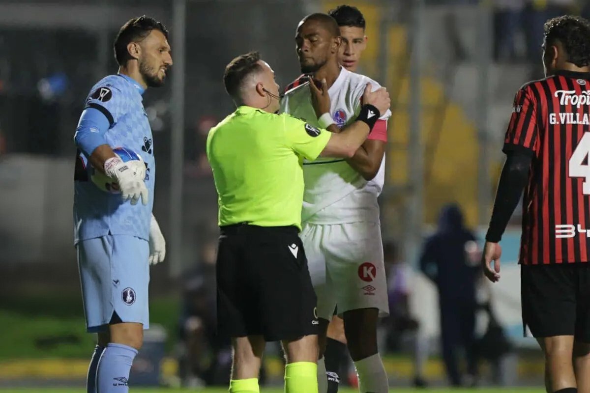 گلزن پرسپولیس در دربی در خطر مرگ؛ اتفاق وحشتناک چگونه رخ داد؟ + عکس