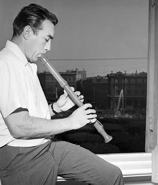 فلوتنوازی «آنتونی کوئین» در کنار پنجره خانهاش | عکس