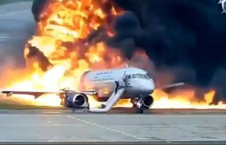 یک هواپیما وسط فرودگاه آتش گرفت | ببینید