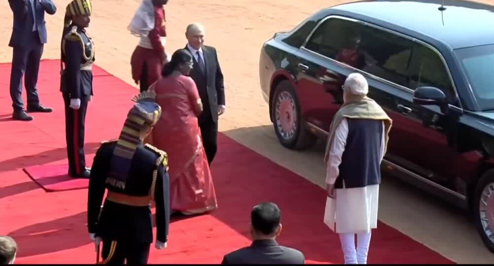 پوتین با لیموزین اختصاصی‌اش در کاخ ریاست‌جمهوری هند + ویدئو | استقبال ویژه از رئیس جمهوری روسیه