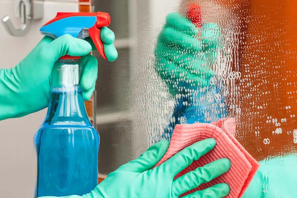 چطور آینه ها را درخشان کنیم؟؛ جایگزین‌های بی‌خطر برای تمیز کردن آینه‌های خانه