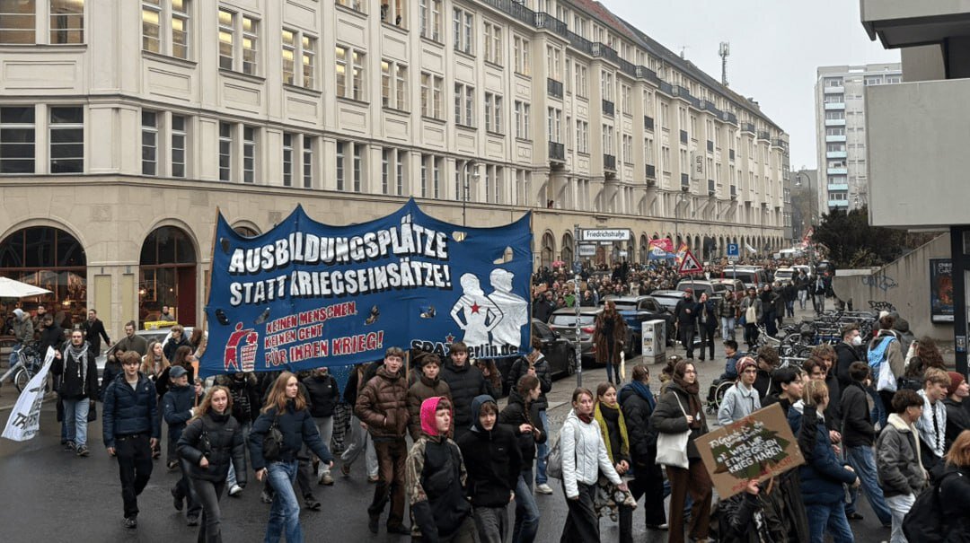 حضور هزاران دانش‌آموز در خیابان های آلمان + ویدئو | ماجرا چه بود؟