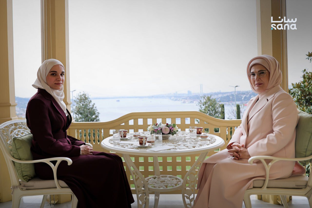 تصویری تازه از دیدار همسر اردوغان با همسر جولانی ؛ ببینید