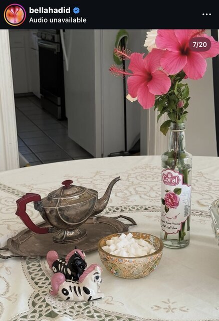 یک روزنامه قدیمی و شکلات ساخت ایران در خانه مدل معروف آمریکایی! | ببینید