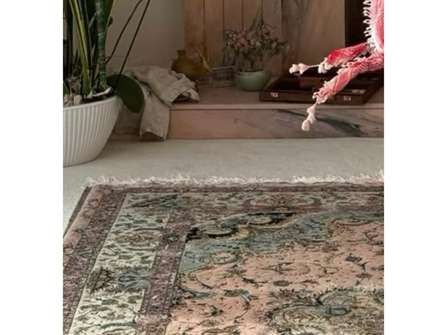 یک روزنامه قدیمی و شکلات ساخت ایران در خانه مدل معروف آمریکایی! | ببینید