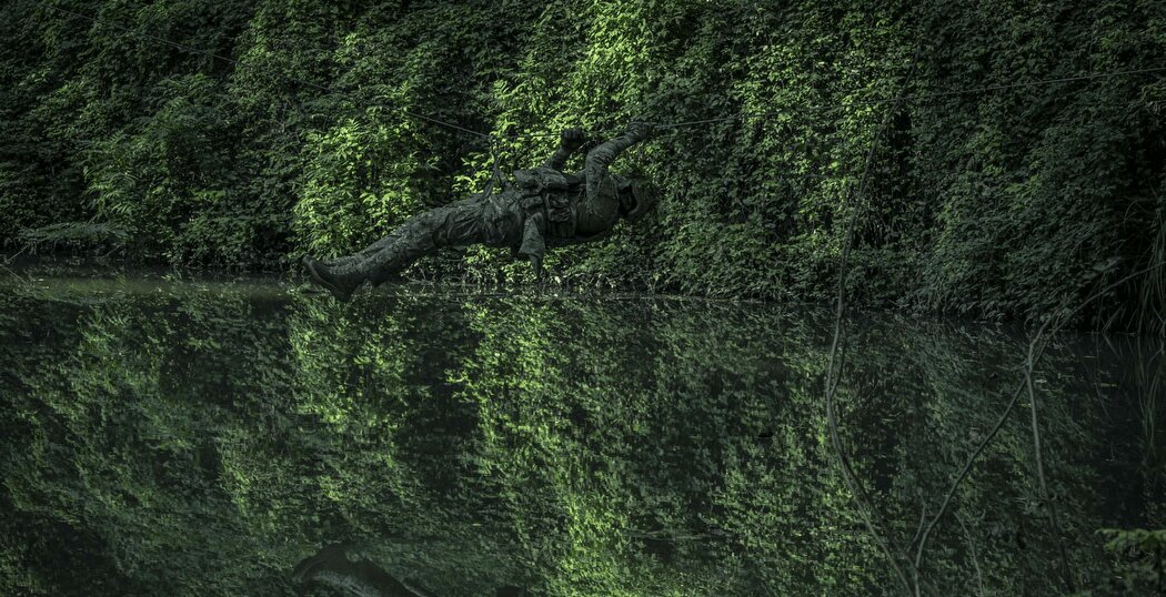 استتار حیرت انگیز فاتحین در جنگل؛ تصاویر تمرین تخصصی توسط یگان ویژه