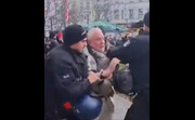 تصاویری از خشونت پلیس با پیرمرد در یک تجمع اعتراضی | ویدئو