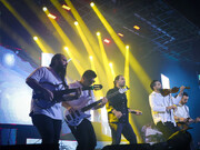 لحظه حمله یک هوادار به خواننده ایرانی حین اجرای کنسرت + ویدئو | واکنش مجید رضوی را ببینید