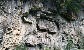 شناسایی نژاد مردگان دفن شده در تابوت‌های معلق باستانی! | عکس