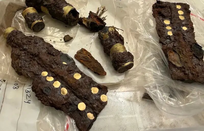 نیزههای طلاکوب پس از ۲۸۰۰ سال در چشمۀ مقدس پدیدار شدند | عکس