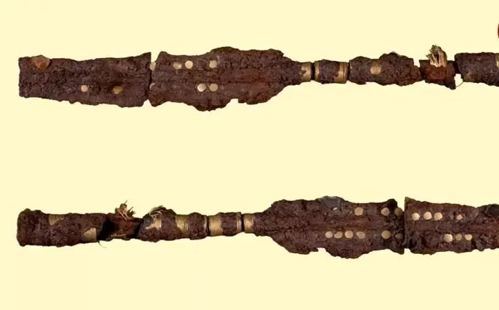 نیزه‌های طلاکوب پس از ۲۸۰۰ سال در چشمۀ مقدس پدیدار شدند | عکس