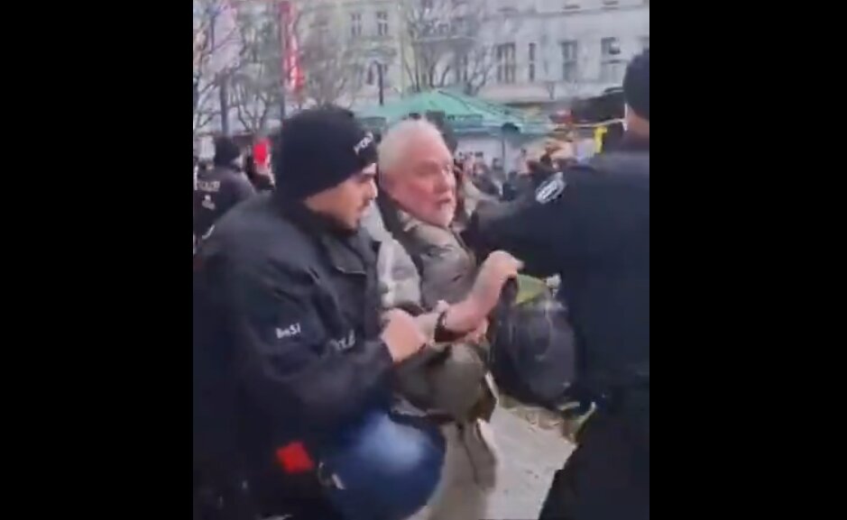 تصاویری از خشونت پلیس با پیرمرد در یک تجمع اعتراضی | ویدئو