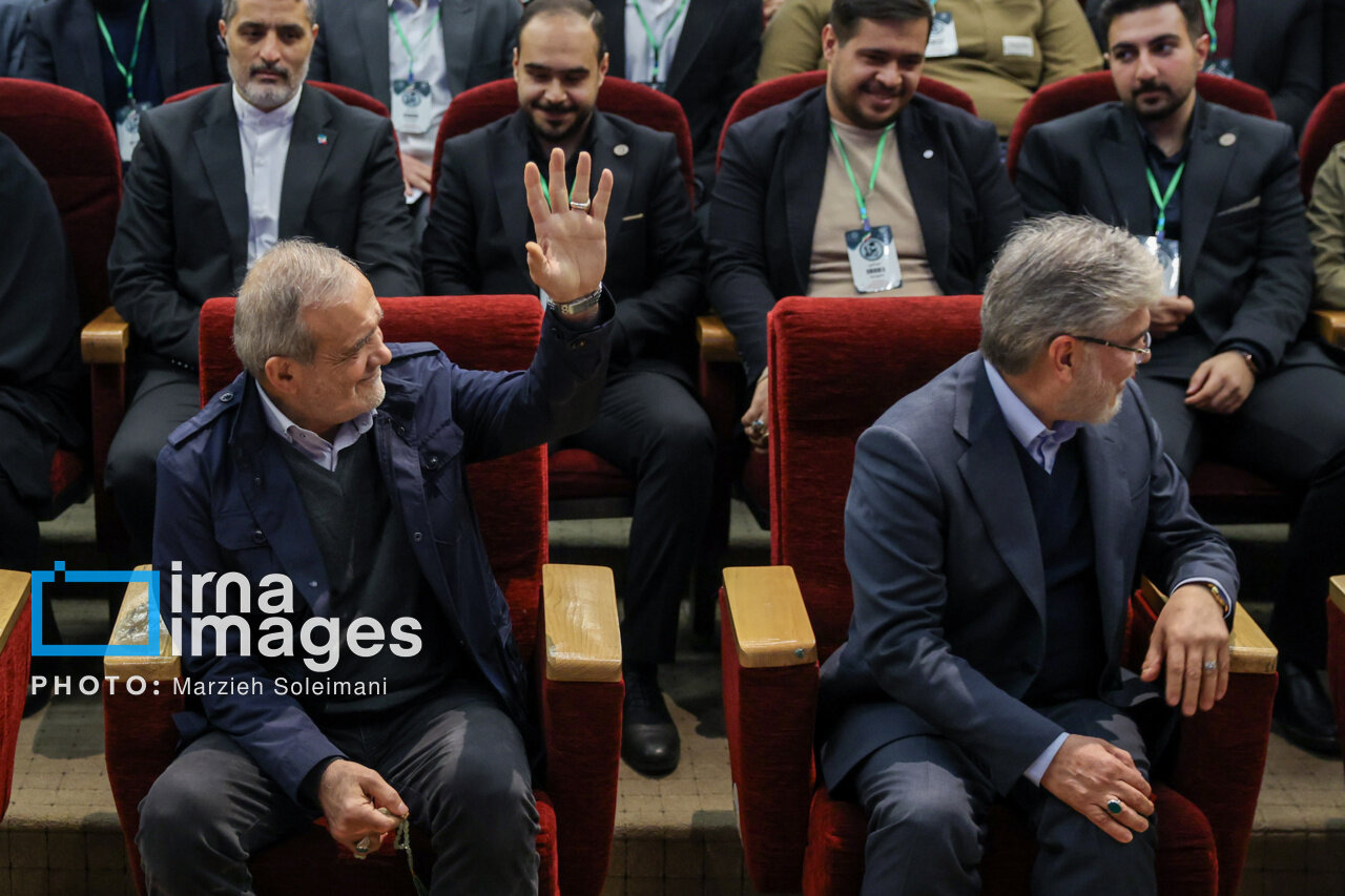 واکنش پزشکیان به ابراز احساسات دانشجویان | تصاویر